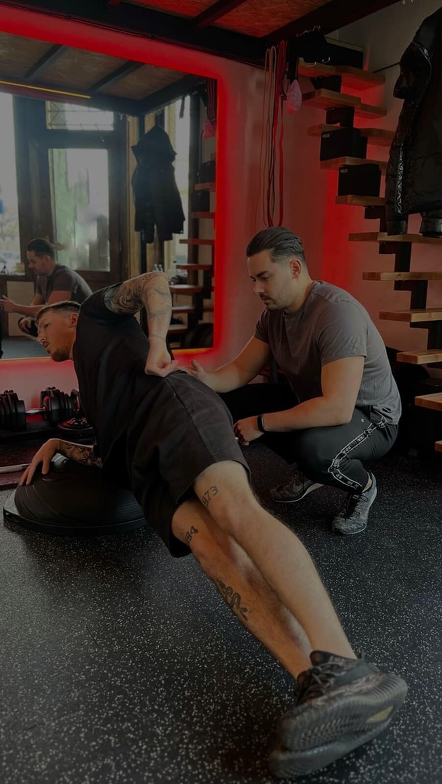 Trening personalny Kraków z trenerem Łukaszem Moczkodan - trening z hantlami