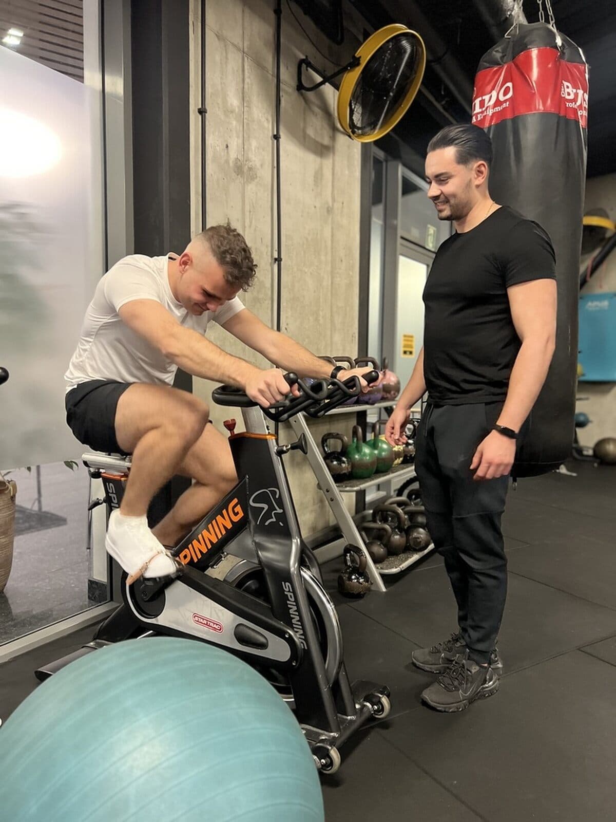 Trening personalny Kraków z trenerem Łukaszem Moczkodan - ćwiczenia stabilizacyjne