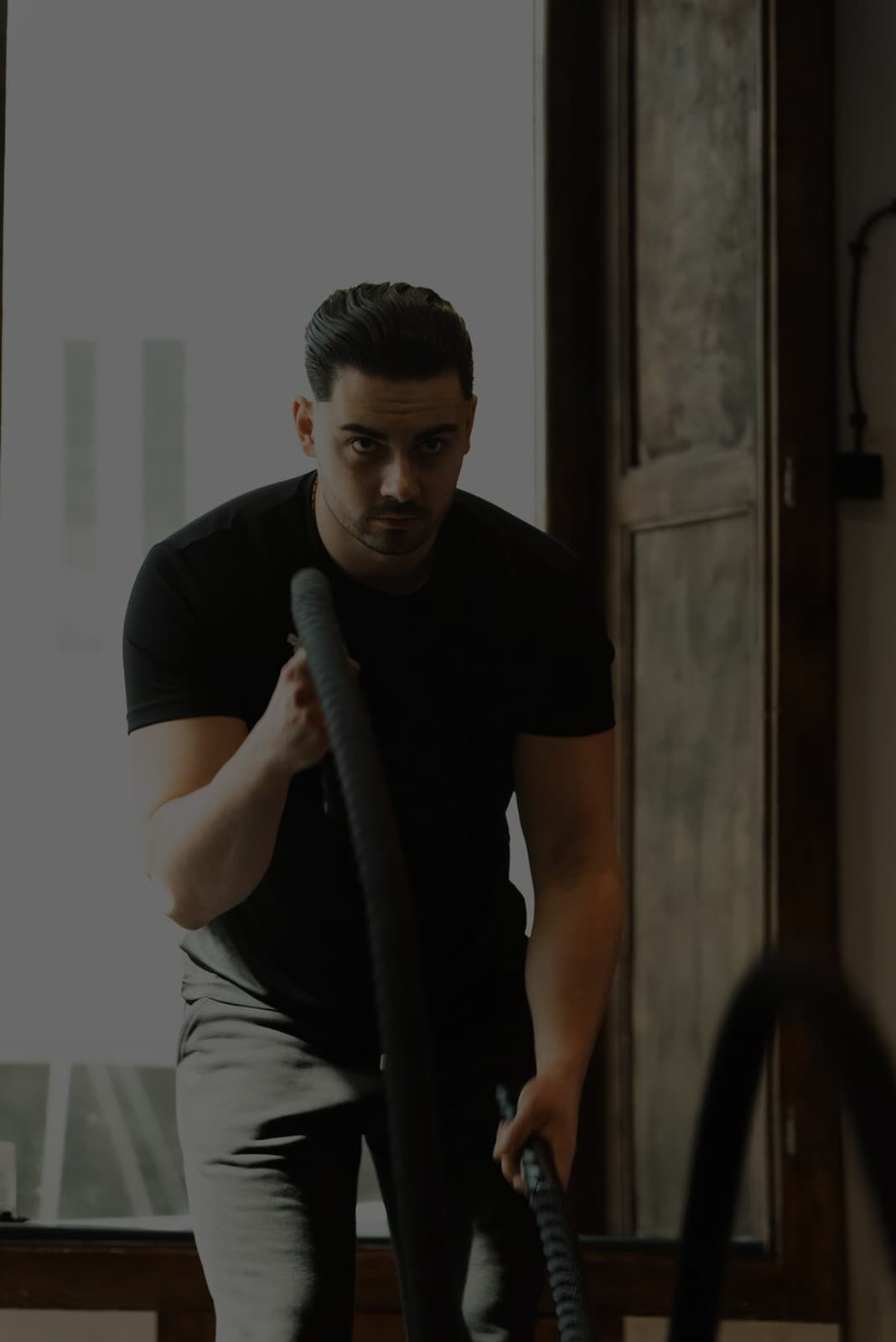 Łukasz Moczkodan - profesjonalny trener personalny z Krakowa w trakcie treningu